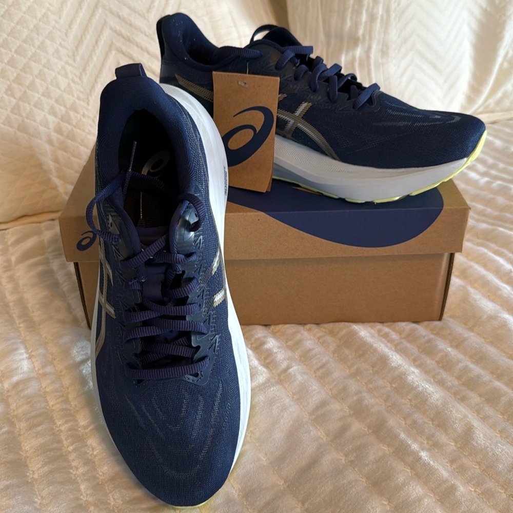 NWT ASICS GT 2000 13, Women’s 9.5 Running shoes